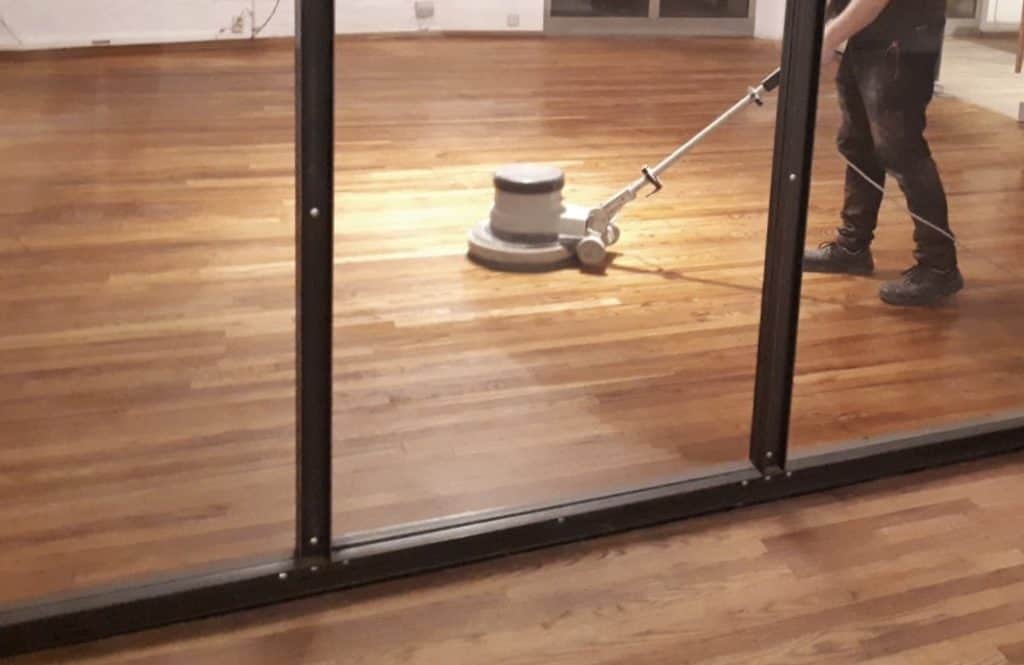 Das Öl schützt die Holoberfläche