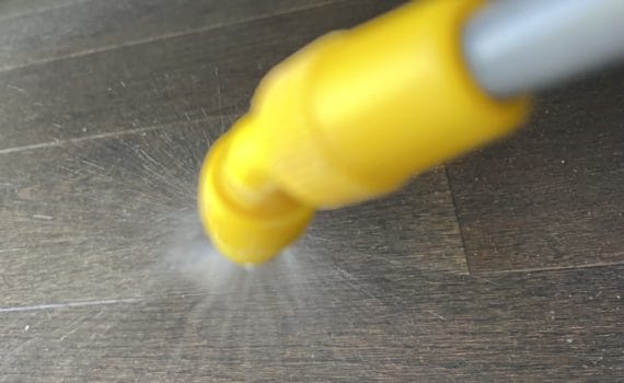 Wasser auf Parkett sprühen