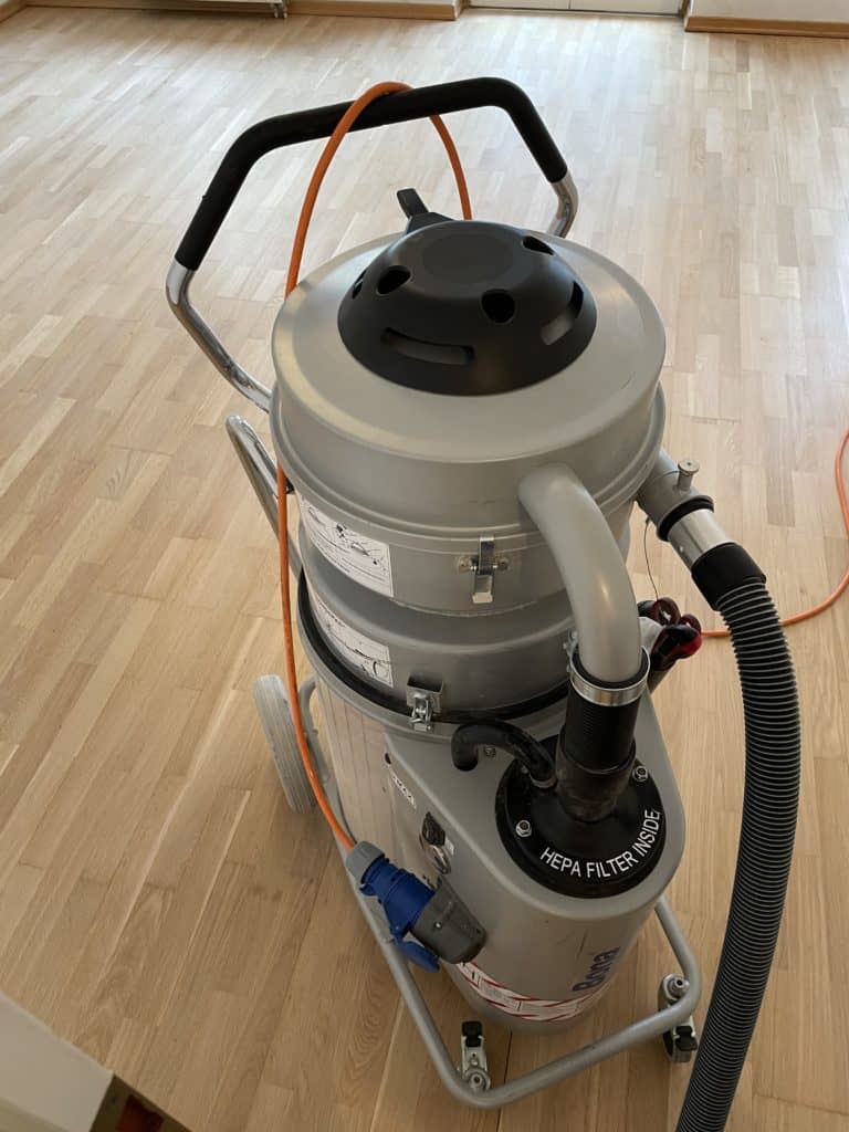 Staubsauger mit Vorabscheider. Staubfreies Parkett Schleifen