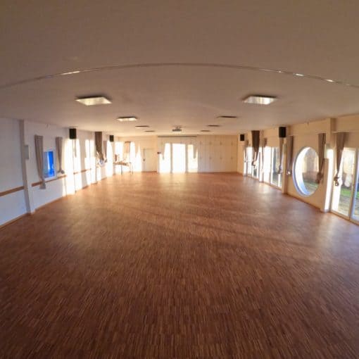 Veranstaltungsraum mit Industrieparkett