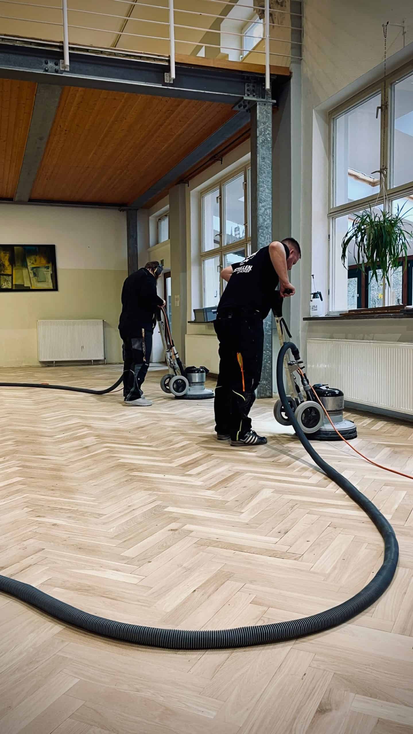 Eichenparkett während des Schleifens