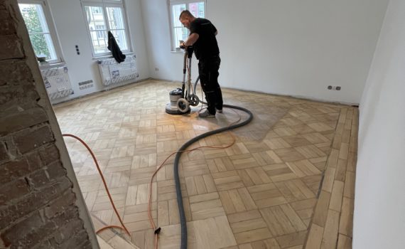 Altes historisches Stabparkett in einer alten Villa