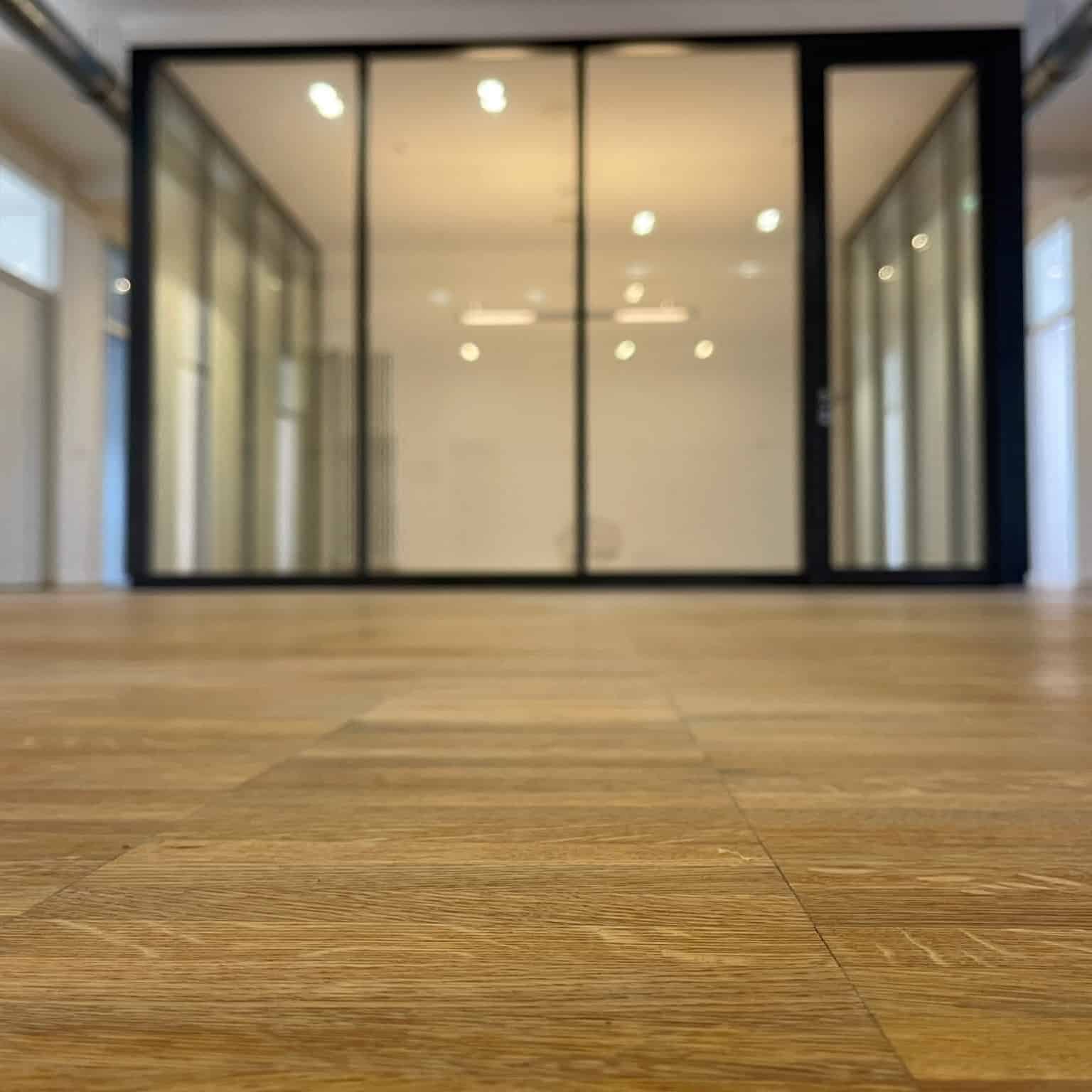 Parkett nach der Reinigung im B&uuml;ro