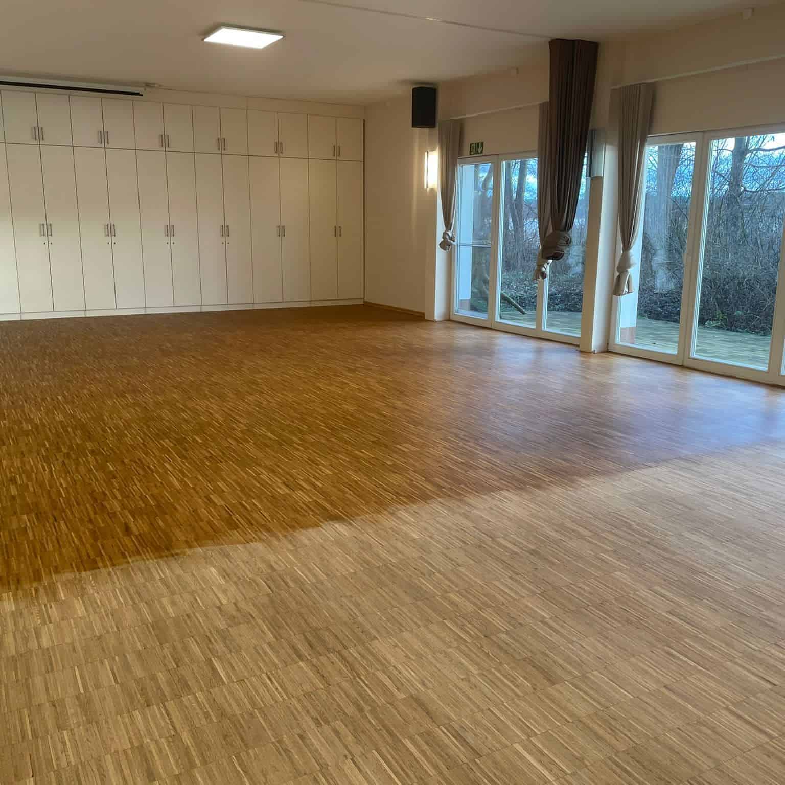 Ein Raum mit gl&auml;nzendem Parkett